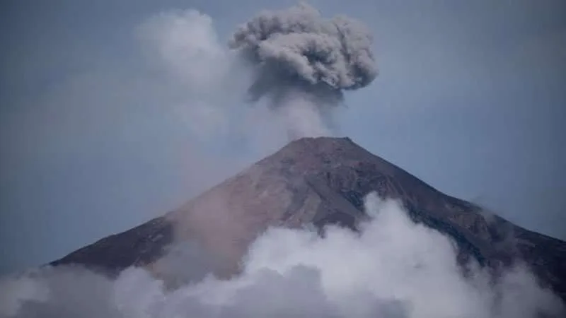 Ejército declara alerta naranja departamental por la erupción del Volcán de Fuego